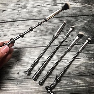 Harry Potter Wand Makeup Brushes - These are set of 5 harry potter wand style makeup brushes. Perfect to apply shades and other blending products on face. Geek makeup gift ideas for her.