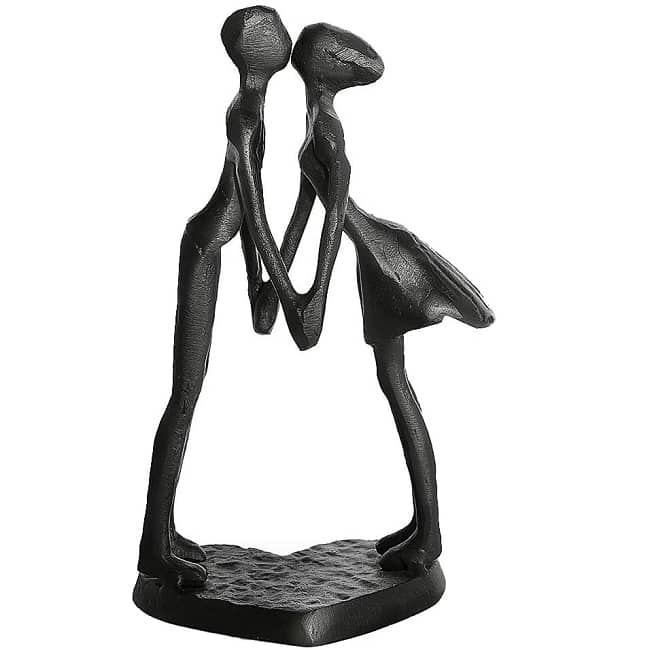 couple kiss statue