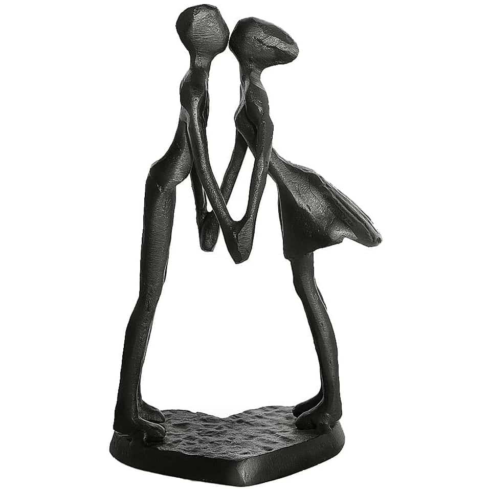 couple kiss sculpture